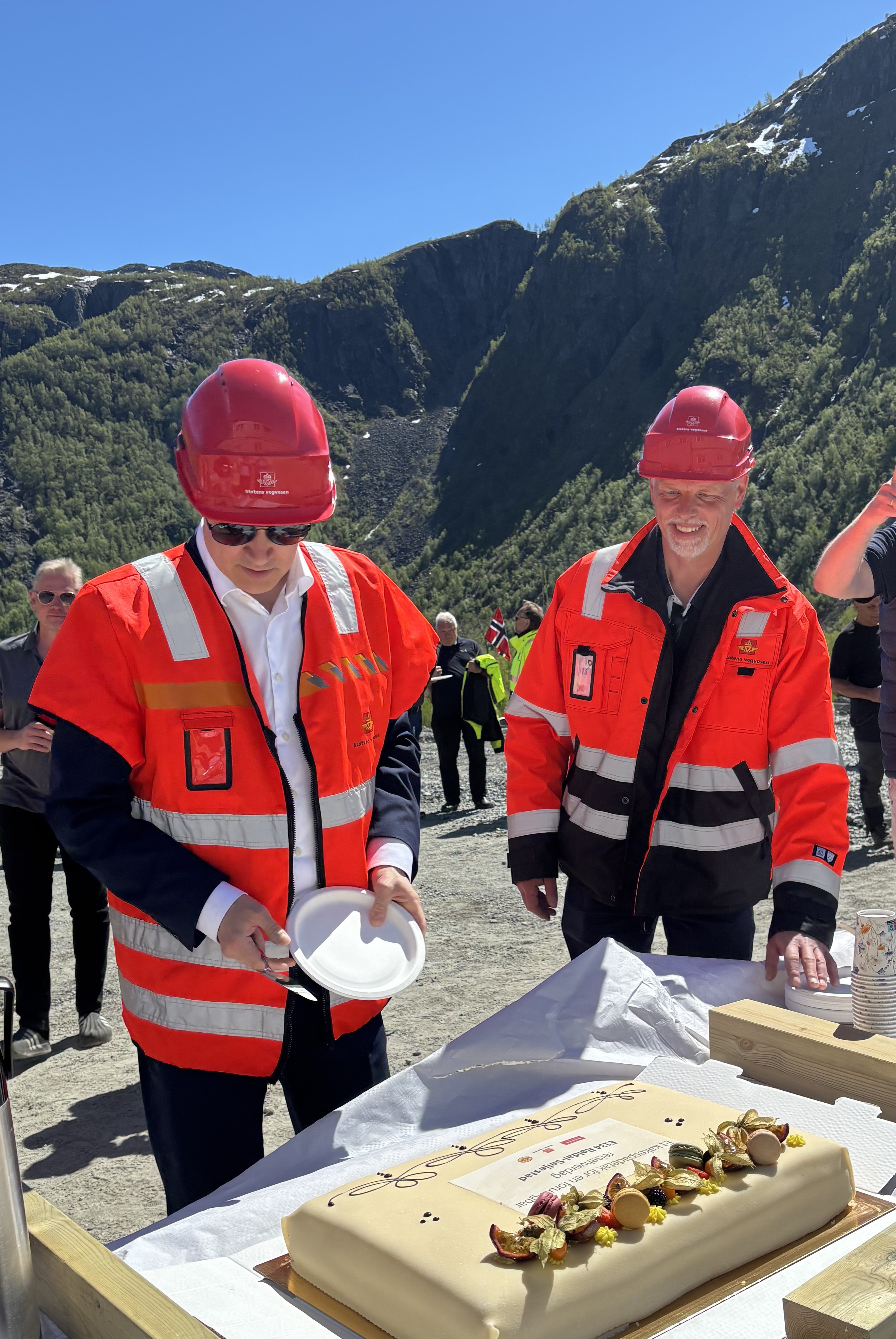 I går tok samferdselsminister Jon-Ivar Nygård første spadetak på E134 ...